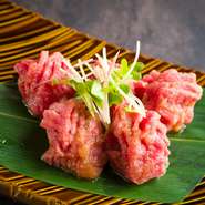 果物と野菜を使ったフルーティーな特製ダレに、赤身のお肉を漬け込んだ『もも肉　みぞれ焼き』。特製ダレは酸味を感じさせるあっさりとした味わい、焼き過ぎずに食すのが更においしく食べるコツとか。