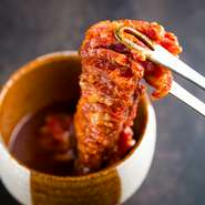 豪快にカットしたカルビは、特製ダレに一日漬け込み、焼き上がりはカリッとさせて。焼いた後は「洗いダレ」に漬けて、あっさりといただきます。「京焼肉」を山形で楽しめる逸品です。