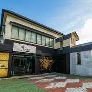 お店の座席はそのすべてが個室席。全12部屋が用意され、デートや接待、ファミリー利用まで幅広い活用の仕方が可能です。扉を外して部屋を繋げ、大人数で使用することもでき、宴会利用にもオススメです。