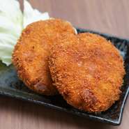 皆様馴染みのあるメンチカツを当店では手作りにこだわっています。噛めば噛むほどジューシーで癖になる一品です。