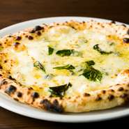 ナポリから輸入した薪窯とイタリア産の厳選した4種のチーズで焼き上げた濃厚チーズピッツァ。
お好みで岩沼産の蜂蜜をかけてお召し上がりください。
