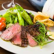 山形県最上町にある畜産業者様から直接お取り寄せしている最上級和牛のステーキです。
脂身は少なくきめの細かい柔らかな肉質が特徴です。