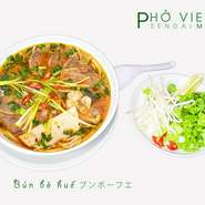 フォーと同じくらい愛されるベトナム中部の名物麺。比較的あっさりしたベトナムの汁麺の中でも個性が強く、独特のスープの香りが病みつきになります。