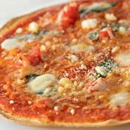 薄いトルティーヤ生地のパリッとした食感が楽しめるピザです。口当たりがよく、大きさ11cmでありながらサクサクと食べ進めることができます。チーズは水牛のモッツァレラを使用。ワインとの相性も抜群です。