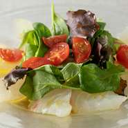 【鮮魚のカルパッチョ】は、その日に市場から仕入れた鮮魚を使用したこだわりの一品です。日替わりで異なった味わいを楽しむことができます。白ワインとの相性も良く、メイン料理の前に食すのがおすすめです。
