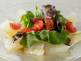 市場から仕入れた鮮魚を使用　日替わりでその日ベストな食材を楽しめる『鮮魚のカルパッチョ』