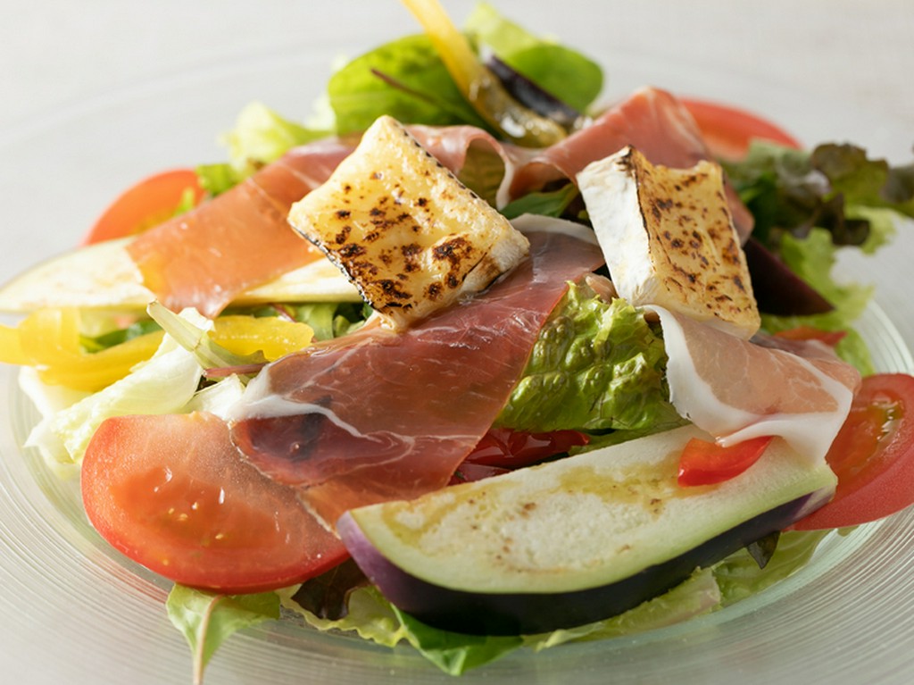 生ハムと焼きブリーチーズのサラダ
