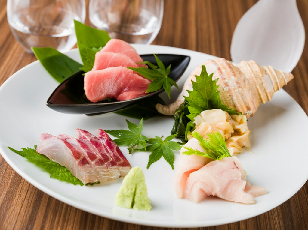 こだわりの仕入れによる新鮮な刺身