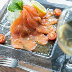 カジュアルな料理と豊富なドリンク。デート使いにも最適