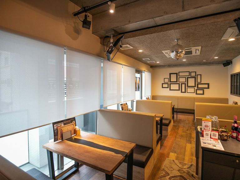時間を忘れてゆったりと。落ちついたイメージの店内