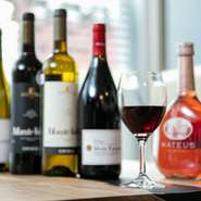 赤ワイン・ロゼ・スパークリングなどボトルワインも用意。気軽にオーダーできるリーズナブルなものから、お祝いごとにピッタリのプレミアムな一本まで網羅されています。