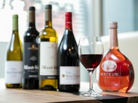 赤ワイン・ロゼ・スパークリングなどボトルワインも用意。気軽にオーダーできるリーズナブルなものから、お祝いごとにピッタリのプレミアムな一本まで網羅されています。