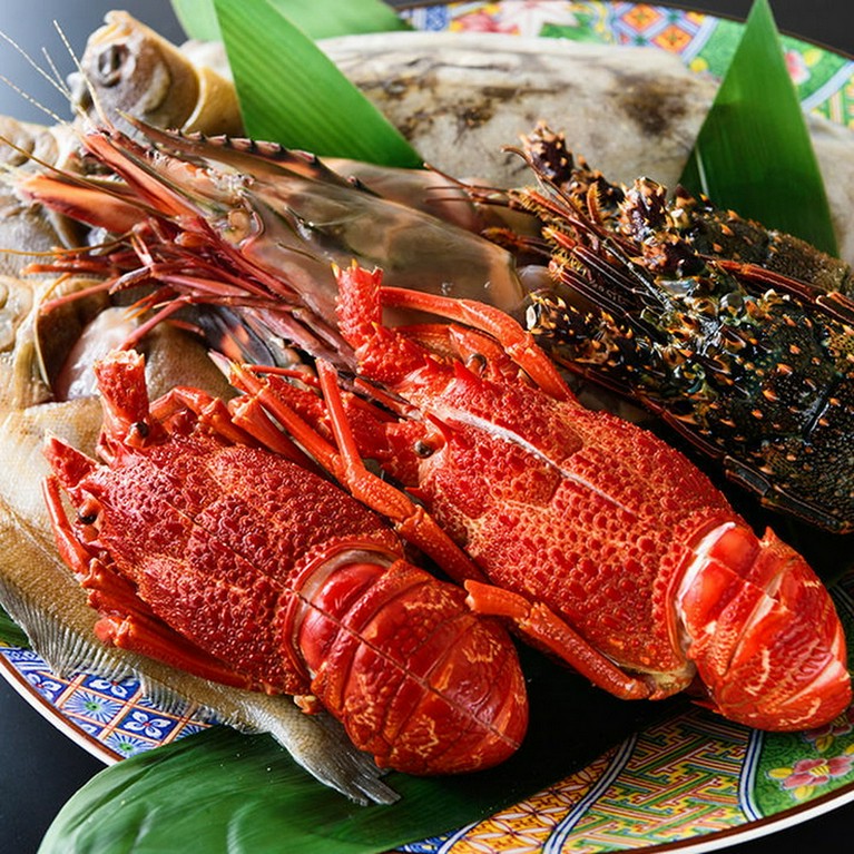 近海で水揚げされた新鮮魚介。上質な海の幸を堪能