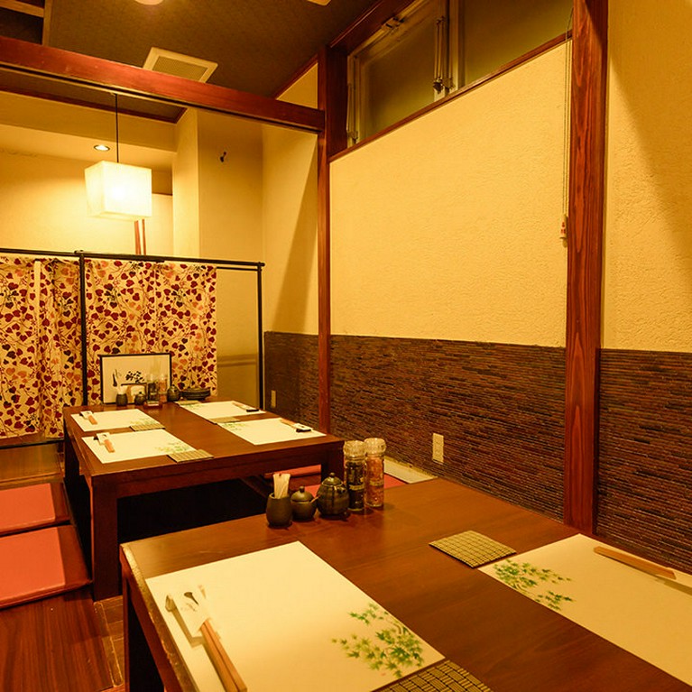 ゆったりと会話を楽しめる、和モダンで落ち着いた空間