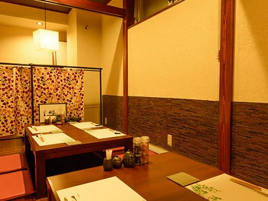 ゆったりと会話を楽しめる、和モダンで落ち着いた空間