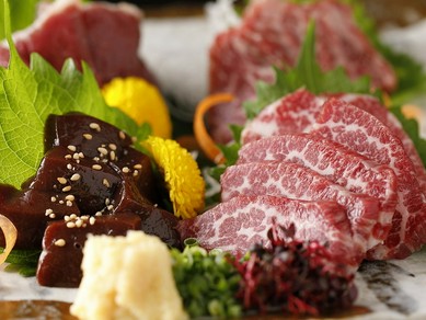 落ち着いた雰囲気の店内で熊本郷土料理を