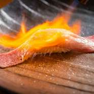 新鮮な国産牛を使用し、ひとつひとつ丁寧に握った肉寿司。バーナーで炙ることで肉の旨味が引き立ちます。わさびをつけてお召し上がりください。