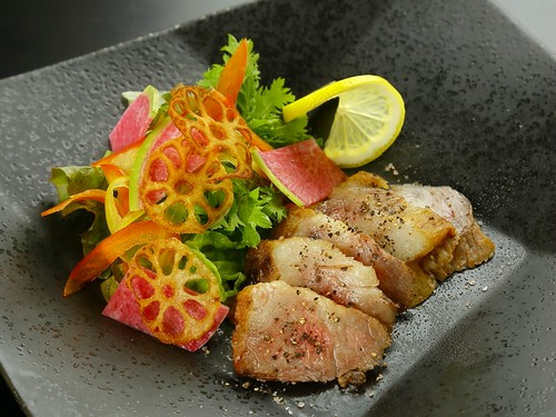 店主自ら農家に足を運び、厳選した旬野菜もたっぷり