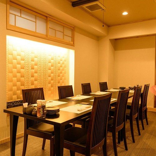 記念日などの特別な日にふさわしい、洗練されたテーブル個室