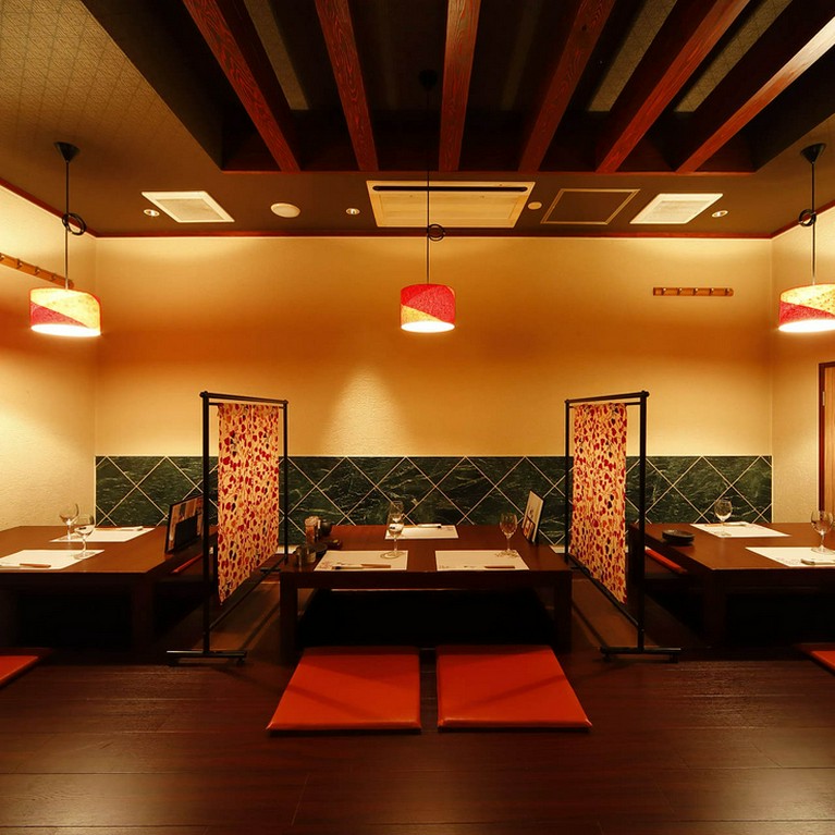 掘りごたつの座敷席は、仕切りで区切ることが可能