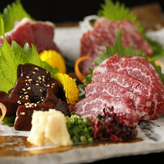 生レバーや美しい霜降りのロースなど、熊本名物の馬肉を満喫
