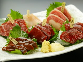 希少な生レバーも味わえる、熊本名物『馬刺し』