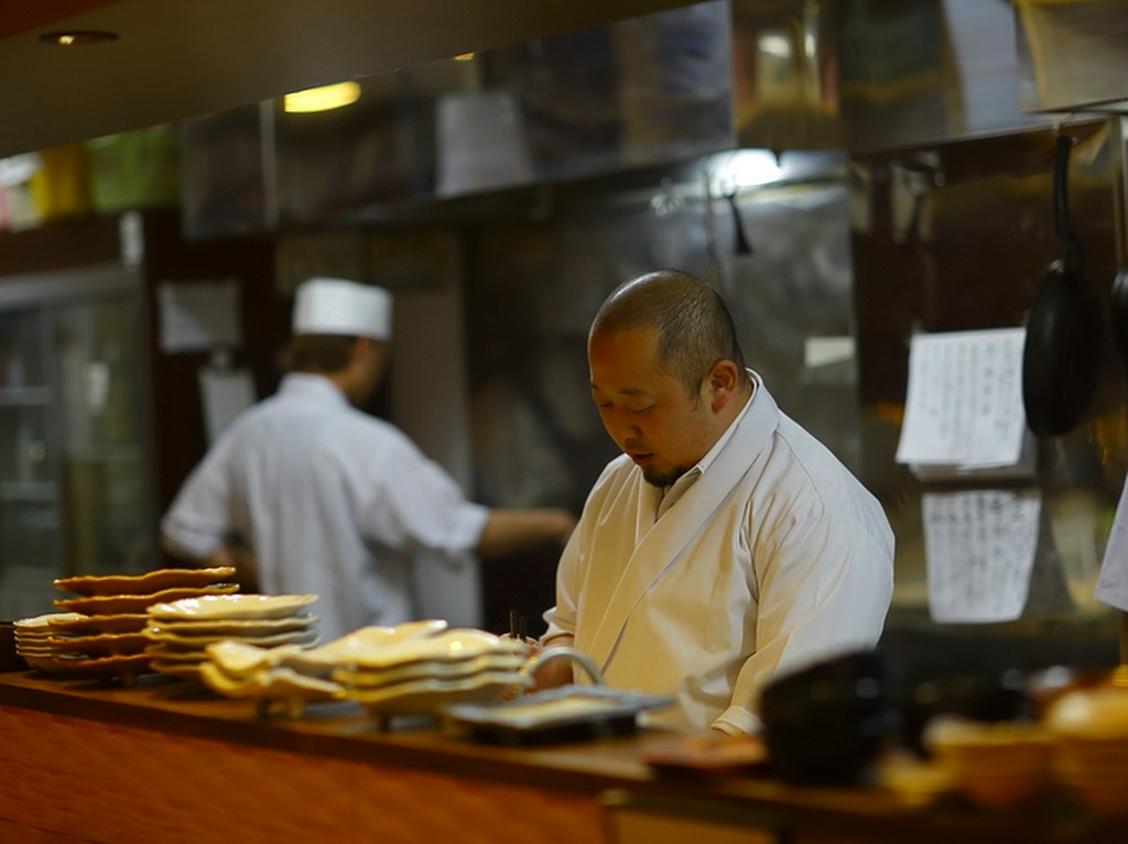 ゲストの表情や会話を通じて、食べるスピードや好みをチェック