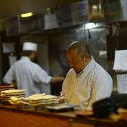 カウンター席に座るゲストに常に目を配る阿部氏。厨房からは直接見れないテーブル席や座敷の場合は、自身も含め、料理人が料理を運ぶ時に顔を出し、料理の進み具合を確認したり、好みを聞いたりしているそうです。