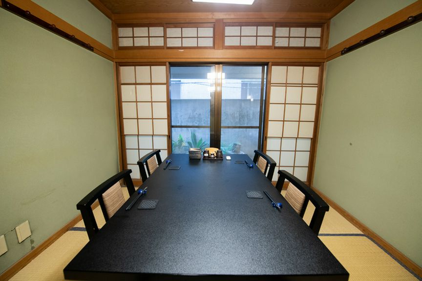 大切な商談や会食は落ち着いた完全個室のテーブル席で