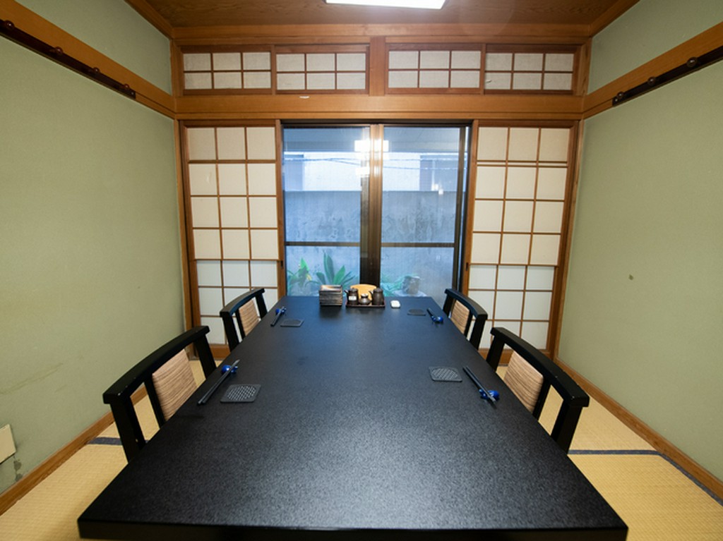 大切な商談や会食は落ち着いた完全個室のテーブル席で