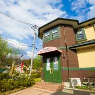 子どもから年配まで気兼ねなく足を運べるアットホームなお店。家族でのお祝いごとにも重宝します。事前予約で子ども向けのメニューや個室へのベビーベッドの手配も可。小さな子ども連れにとっても心強い存在です。