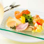 世界各国のワインを片手にのんびり会話を弾ませる、大人の女子会にもぴったり。誕生日会にはサプライズ演出にデザートプレートにメッセージを添えての提供も可能とのこと。予約時にぜひ相談を。