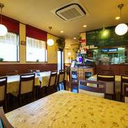 オシャレでありながらも気取らない雰囲気の店内。カウンター越しにキッチンの様子を眺めることもできます。アットホームな距離感も魅力的なお店です。