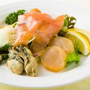 塩水と香味野菜のみで食材の味を引き出し、21度以下の低温で12時間燻した『冷燻』。奥深くまで染み込んだ甘い香りにとろける食感。つい次のひと口が進む飽きの来ない味わいです。