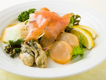 低温でじっくりと燻した『自家製スモーク取合わせ』