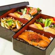 ビーフステーキとサーモン＆イクラ。上質なたまり醤油が素材を際立たせる2種の重箱。「醤油は今や世界のソース。形にこだわらずいいものを使っていきたい」という、シェフのスタイルを体現するお昼の逸品です。