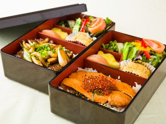 素材際立たせる和のエッセンス『ビーフステーキ重箱』『サーモンとイクラの重箱』