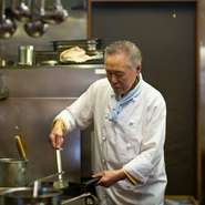 人びとに愛される味を提供するために心掛けているのは、料理を愛すること。「怒った仕事をすると、お客さまにも怒った味が伝わります」と漆田氏。日々の仕事1つひとつを愛することが料理人としての流儀です。