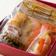 箱詰めの自家製スモークに、燻製醤油・ドレッシングといったオリジナル商品の販売もあり。スモーク取り合わせと食事券は富谷市のふるさと納税返礼品としても人気の品。大切な方への贈り物にも最適です。