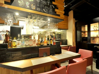 カウンター席は一人飲みにも◎