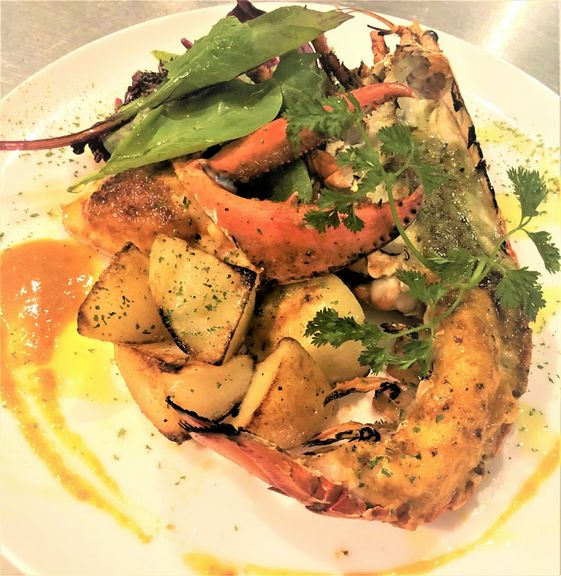 オーブンで焼くことで、よりジューシーに『オマール海老のバターオーブン焼き』