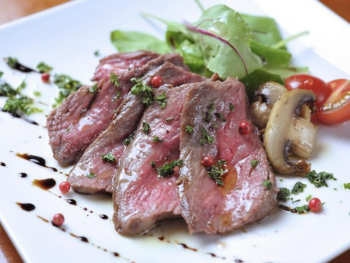 『国産牛のローストにんにくバルサミコソース』