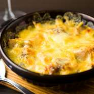 山形県民のソウルフード「芋煮」にとろけるチーズを乗せ、グラタン風に仕上げています。昔ながらのレシピで味付けされた里芋やキノコはチーズとの相性も抜群で、ついついお酒が進みます。