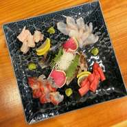 中央市場より直接仕入れた鮮魚は見た目も美しく、絶品。