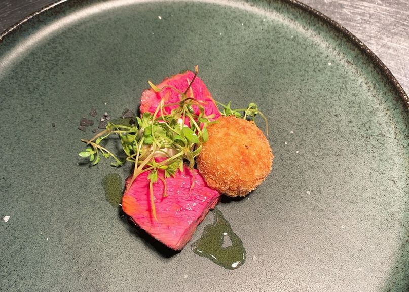 滋賀県サカエヤより届く熟成肉が、味の要『サカエヤ、ドライエージング熟成和牛経産の炭火焼き』