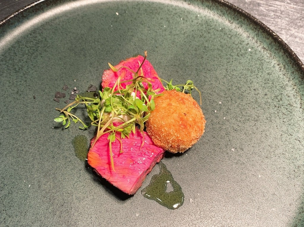 滋賀県サカエヤより届く熟成肉が、味の要『サカエヤ、ドライエージング熟成和牛経産の炭火焼き』