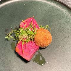 滋賀県サカエヤより届く熟成肉が、味の要『サカエヤ、ドライエージング熟成和牛経産の炭火焼き』