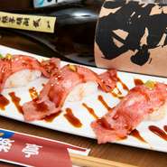 口の中でとろける上質な霜降り肉をさっと炙り、握り寿司でお召し上がりいただきます。霜降り肉ならではの旨みを味わってください。