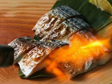 皮の食感も楽しめるジューシーな『鯖の炙り』