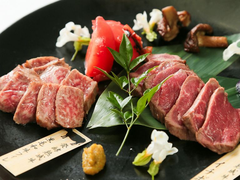 肉本位の旨みをじっくり味わう『熟成肉イチボ&月替りのオーナー厳選牛』